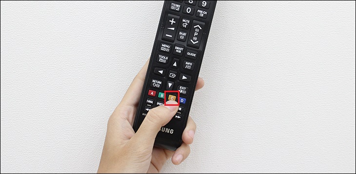 Bạn chọn những kênh nào muốn khóa và nhấn nút màu vàng trên remote.