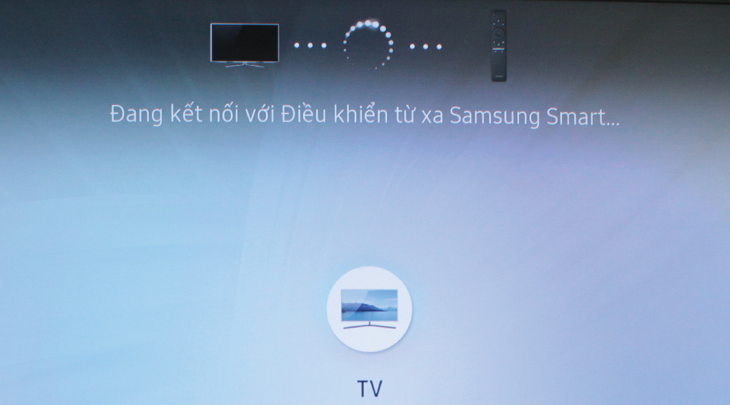 điều khiển giọng nói đang được kết nối với tivi Samsung