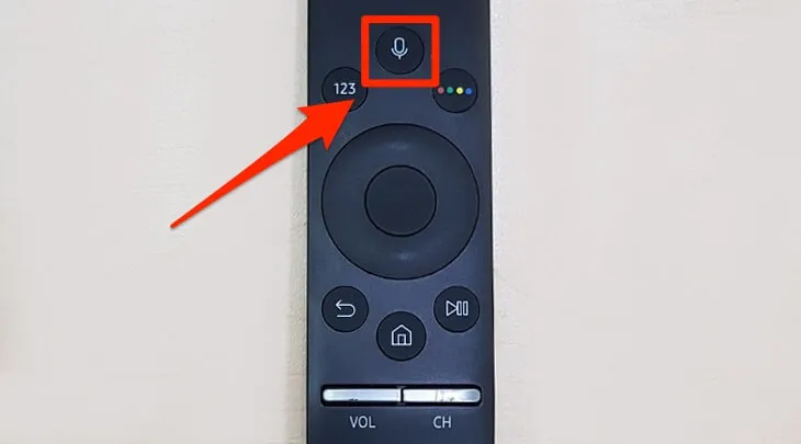 nhấn giữ nút Voice trên remote để bật micro trên tivi Samsung