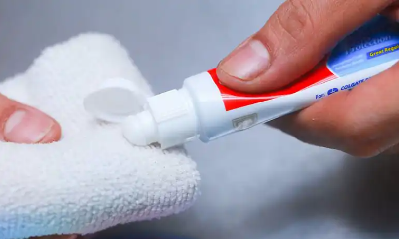 Cách lau màn hình tivi sử dụng kem đánh răng