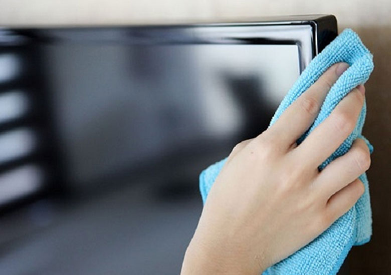 Cách lau màn hình tivi bằng khăn sạch