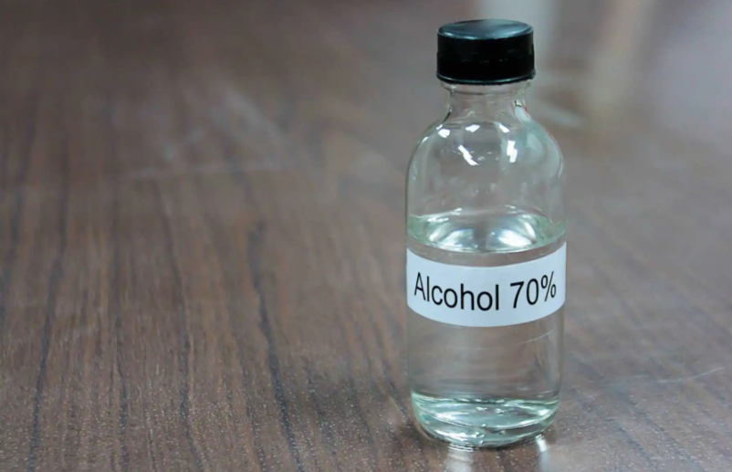 Lau màn hình tivi sử dụng cồn