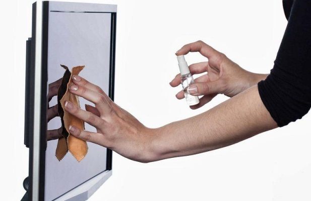 Vệ sinh tivi thường xuyên để tránh ẩm mốc