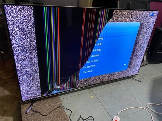 Tivi bị hỏng nặng buộc phải sửa chữa