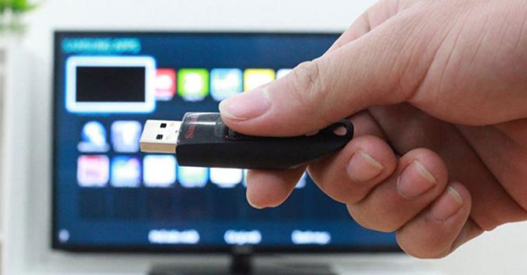 Hãy thay đổi nguồn phát và xem tivi có còn hiện tượng sọc màn hình hay không nhé!