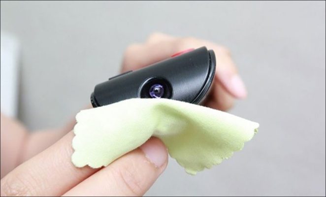 vệ sinh lau chùi cổng hồng ngoại