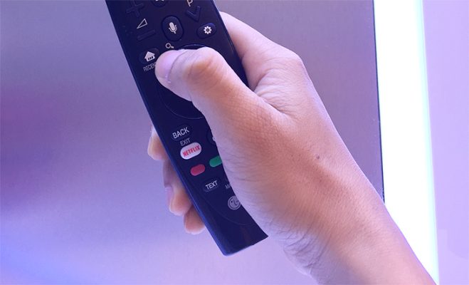 Nhấn nút Home di chuyển chuột đến Màn hình chính của TV LG