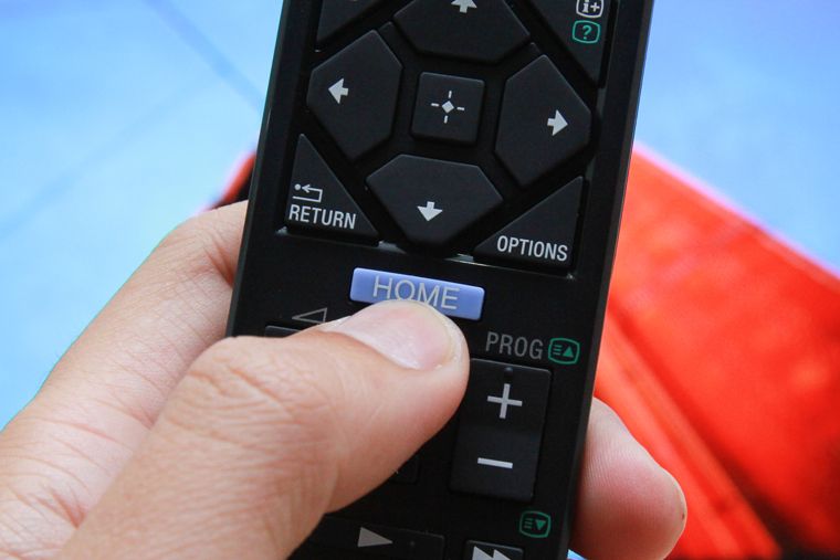 Bấm nút Home trên Remote
