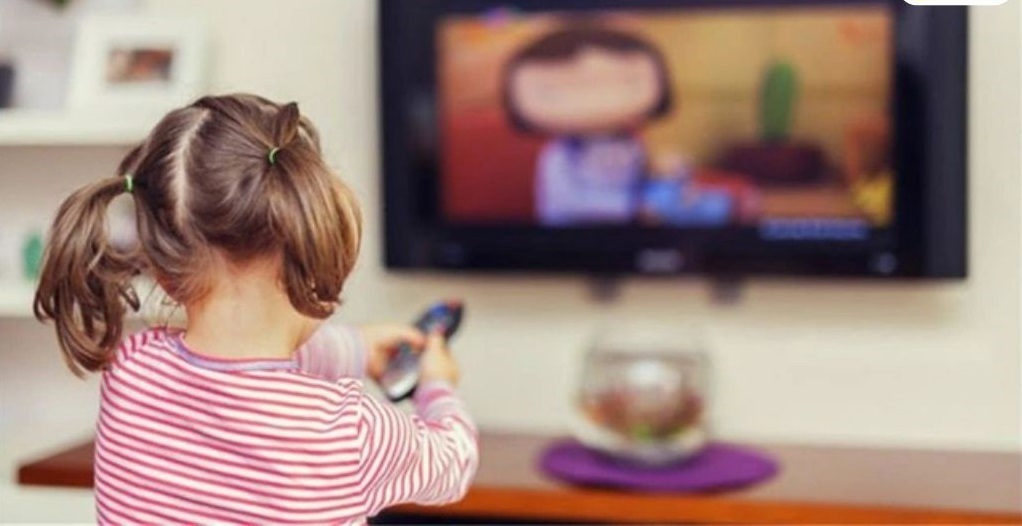 Tại sao nên sử dụng khóa trẻ em trên tivi?