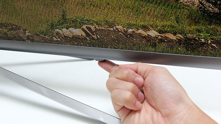 Nút bấm kênh trên tivi bị vật gì đó chạm vào