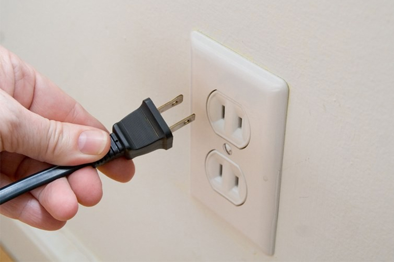 Rút phích cắm khỏi nguồn điện để khởi động lại tivi