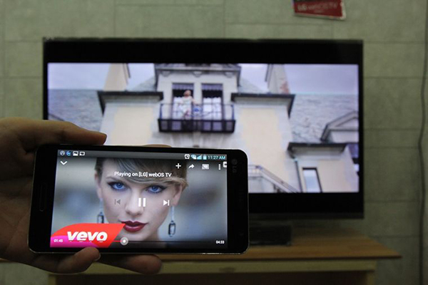 Cách sử dụng tính năng chia sẻ video lên tivi TCL qua Youtube.