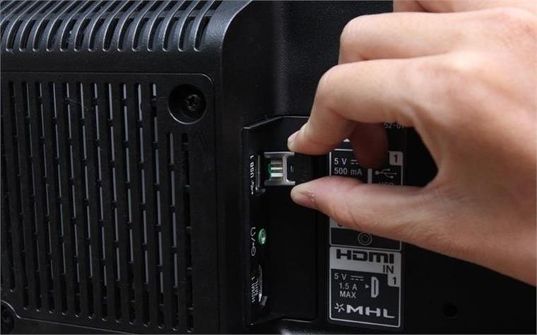 cắm đầu thu phát tín hiệu vào cổng usb trên tivi