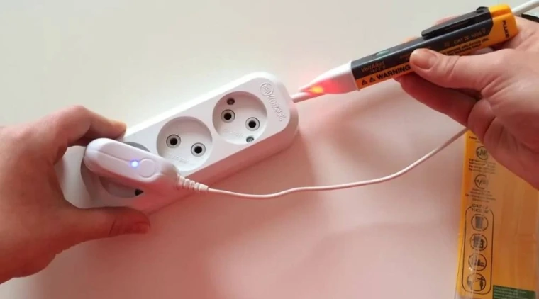 Tivi bị rò điện do ổ cắm chuyển đổi chất lượng kém