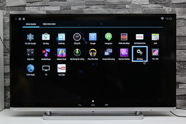 Nhấn nút Menu trên Remote của tivi để mở giao diện, sau đó chọn Cài đặt.