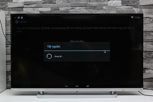 Sau khi thực hiện Xóa mọi thứ, tivi sẽ thông báo tắt nguồn và hiển thị biểu tượng Android.