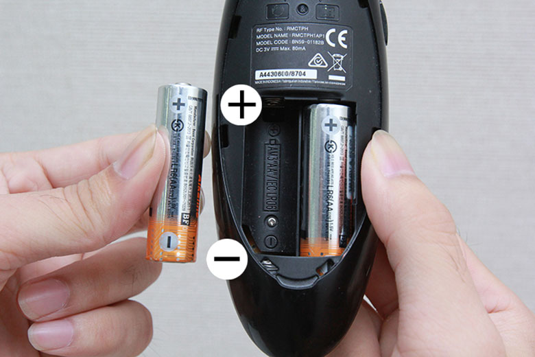 Thực hiện kiểm tra pin trên điều khiển