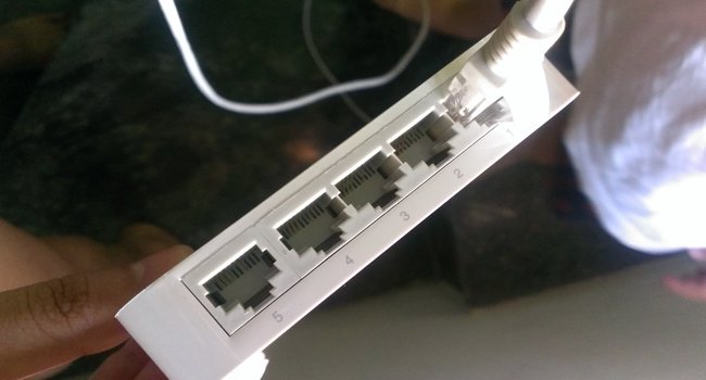 Đầu tiên bạn cắm một đầu dây vào modem sau đó cắm đầu còn lại vào cổng LAN sau tivi
