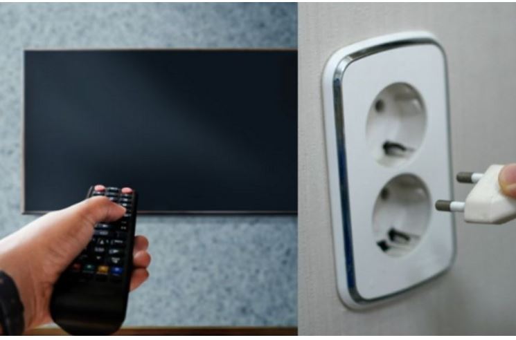 Rút phích cắm và khởi động lại tivi