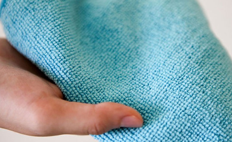 cách lau màn hình tivi chọn khăn