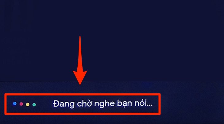 Tại giao diện chính của ứng dụng, bạn chọn biểu tượng Micro màu xanh và đọc lệnh muốn tivi thực hiện hay tra cứu.