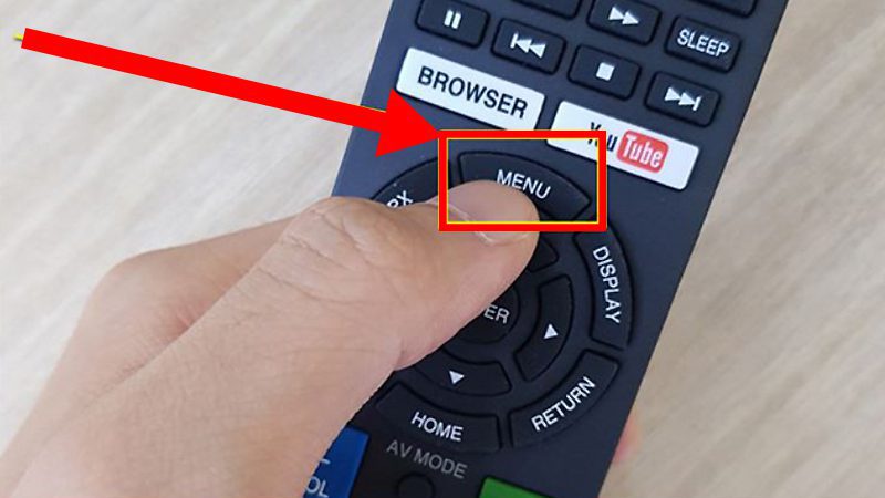 Trên remote, nhấn phím MENU.