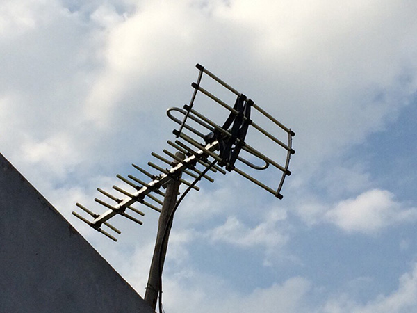 Dùng ăng-ten mới, điều chỉnh hướng xoay và chọn tần số phù hợp