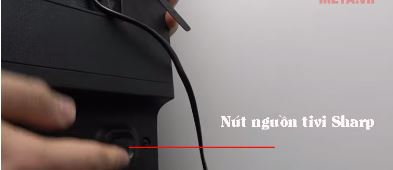 Nút nguồn tivi Sharp nằm ở đâu?