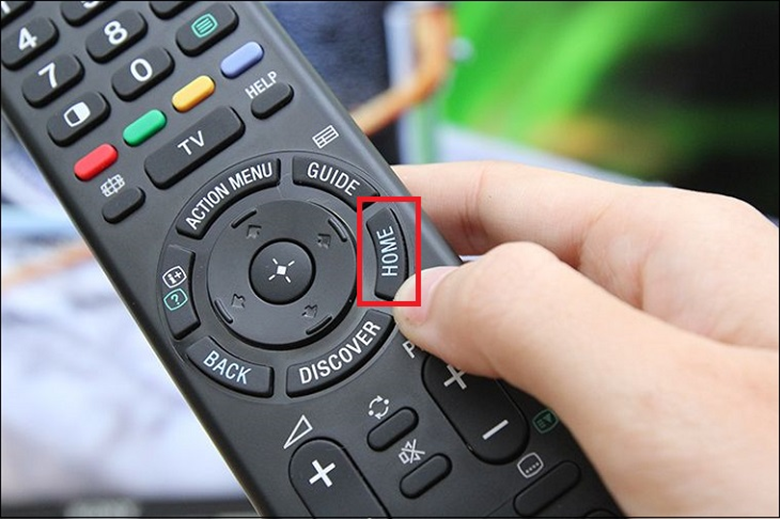 Bạn nhấn nút Home trên remote tivi Sony.