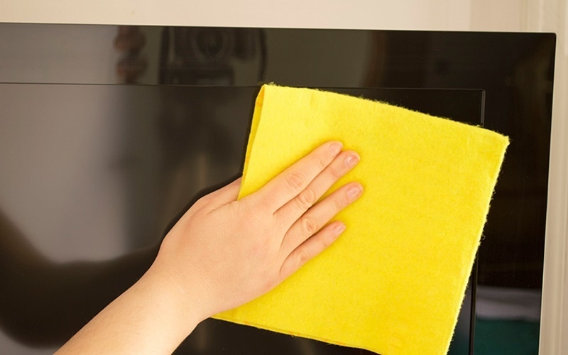 Tiến hành vệ sinh màn hình tivi Sharp