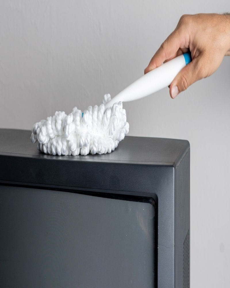 Vệ sinh viền và chân đế TV