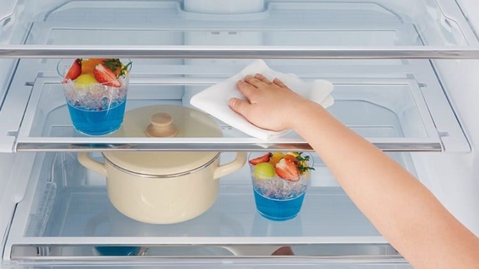 Vệ sinh tủ lạnh định kỳ