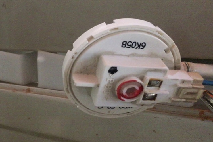 Giắc cắm phao áp suất lâu ngày bị oxy hóa