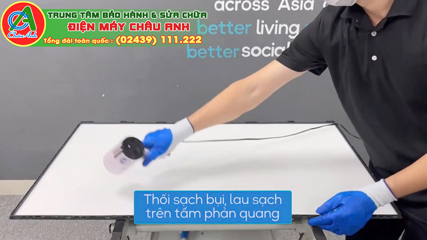 Cẩn thận tháo màn hình cũ: Sau khi khung được tháo, nhẹ nhàng nhấc màn hình cũ ra khỏi TV. Hãy cẩn thận vì màn hình có thể rất dễ vỡ.