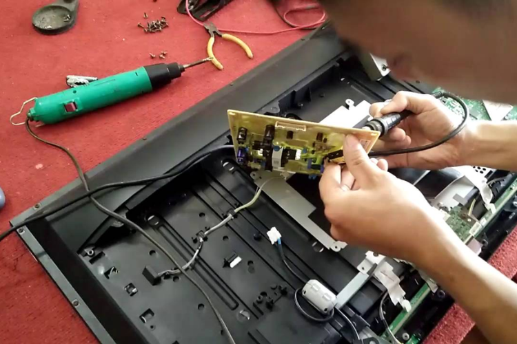 Kiểm tra dây cắm tivi nhà bạn hoặc cầu chì