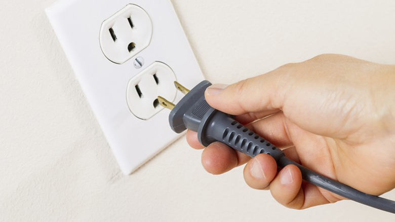 Kiểm tra ổ cắm khi tivi không lên nguồn