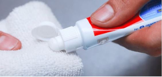 Cách làm mờ vết xước trên màn hình tivi